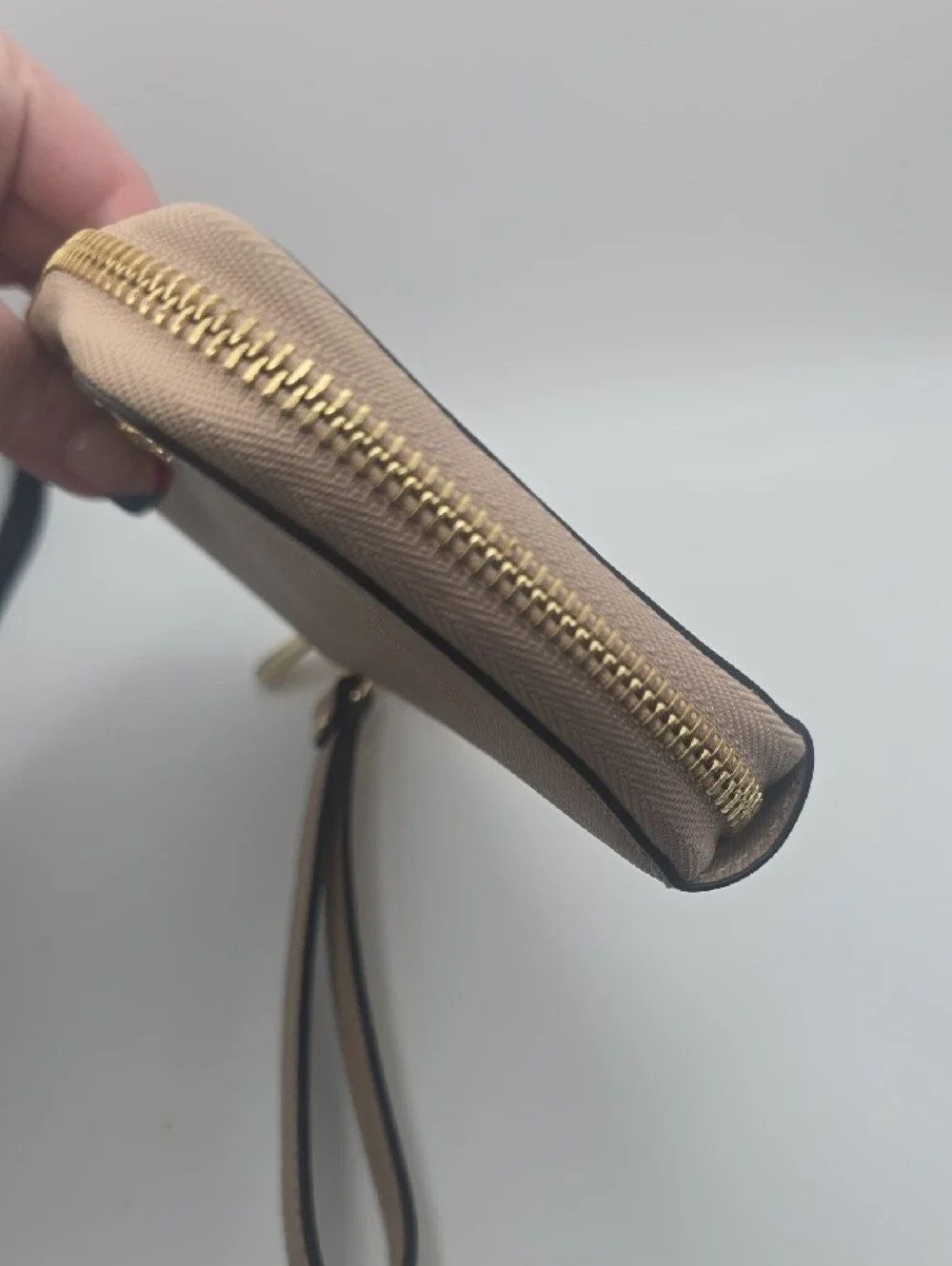 Michael Kors Beige Nude Saffiano Wristlet/Phone Holder W/ Gold Hardware (EUC)✨️